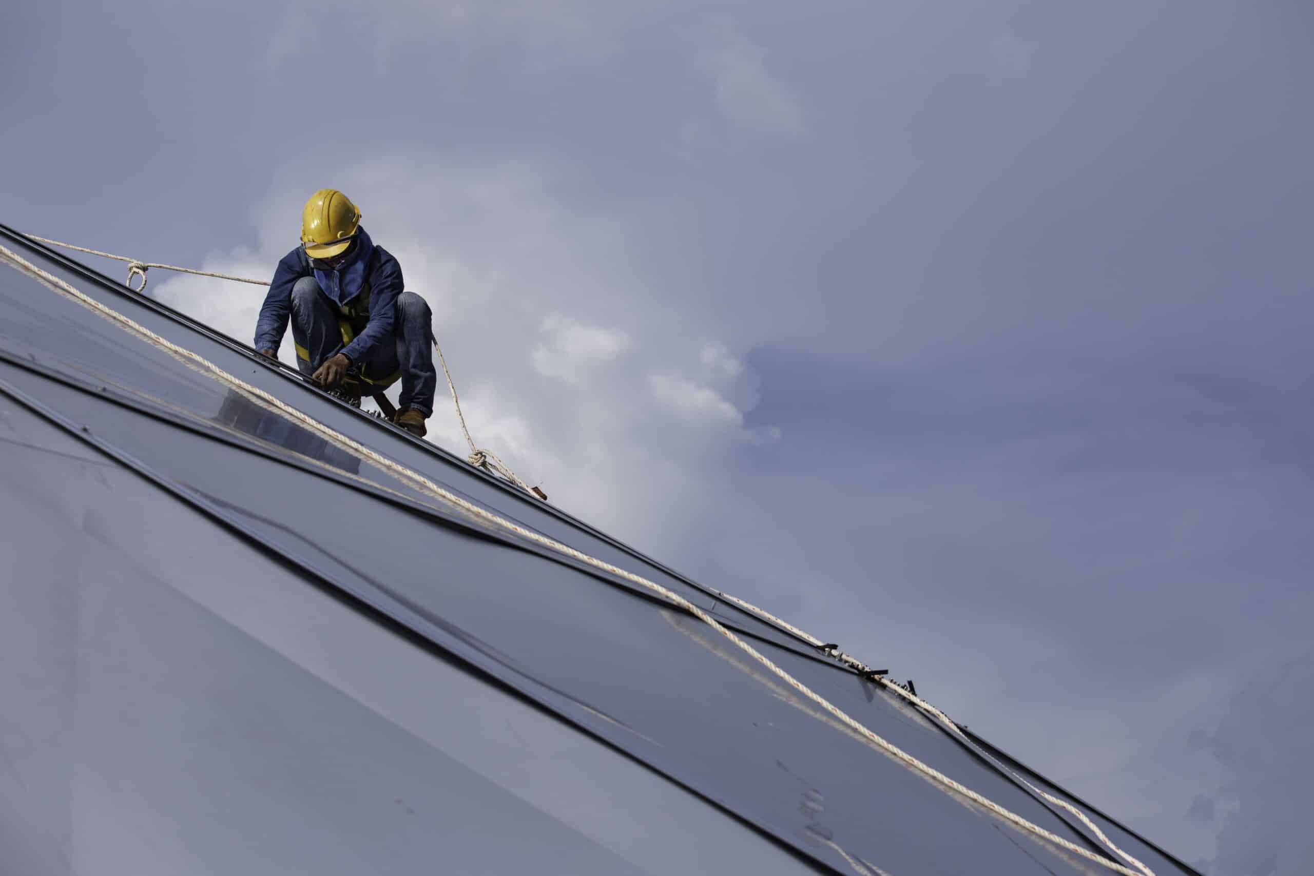 monteur-op-schuin-dak-met-valbeveiliging Monteur van Skysafe